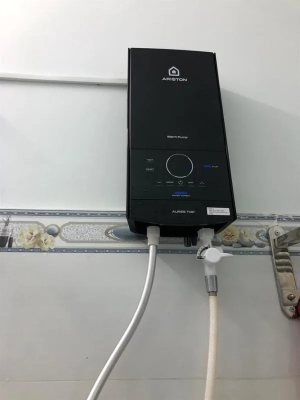 Máy Nước Nóng Trực Tiếp Ariston Aures Top 4.5P, Có Bơm, 4500W 9 Lắp đặt thực tế Máy Nước Nóng Trực Tiếp Ariston Aures Top 4.5P - Có Bơm, 4500W