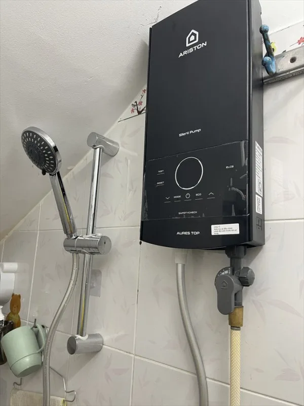 Máy Nước Nóng Trực Tiếp Ariston Aures Top 4.5P, Có Bơm, 4500W 10 Lắp đặt thực tế Máy Nước Nóng Trực Tiếp Ariston Aures Top 4.5P - Có Bơm, 4500W