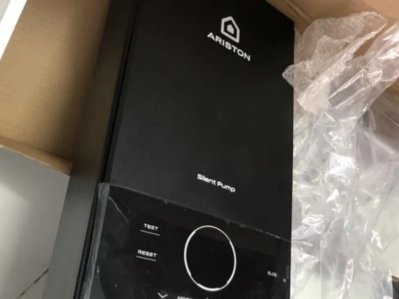 Máy Nước Nóng Trực Tiếp Ariston Aures Top 4.5P, Có Bơm, 4500W 11 Lắp đặt thực tế Máy Nước Nóng Trực Tiếp Ariston Aures Top 4.5P - Có Bơm, 4500W